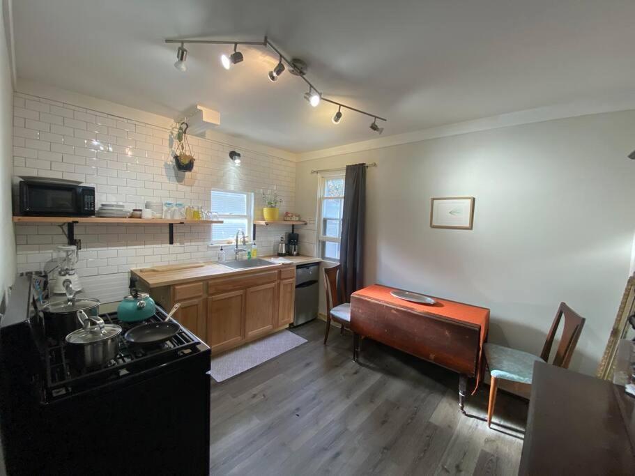 Studio Apt W Garden Кингстон Экстерьер фото