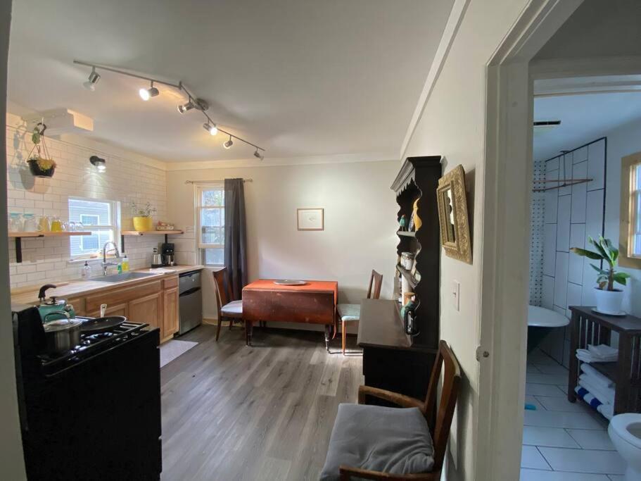 Studio Apt W Garden Кингстон Экстерьер фото