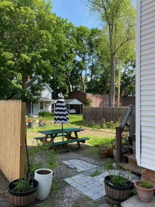 Studio Apt W Garden Кингстон Экстерьер фото